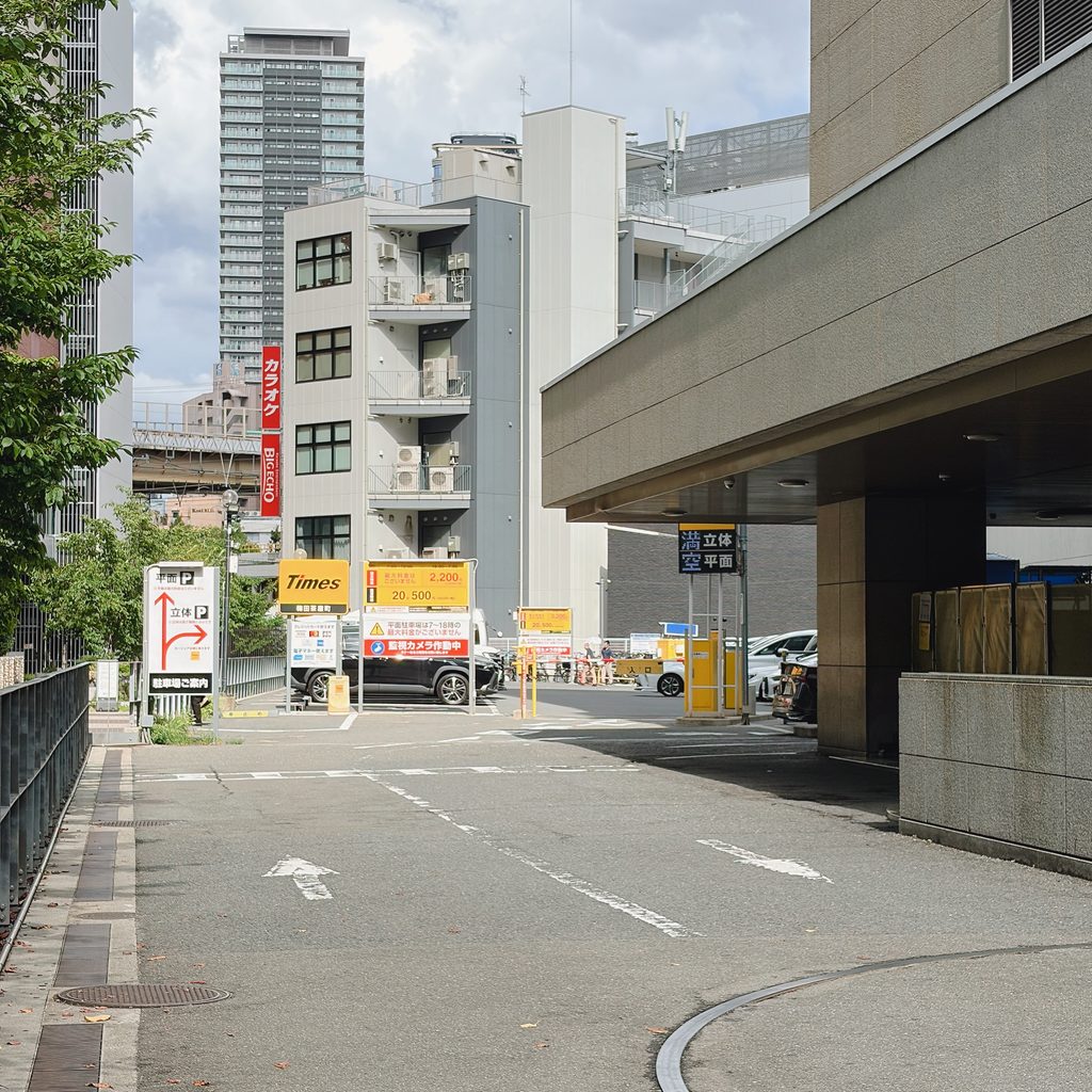 タイムズ梅田茶屋町の入口と満空表示の看板