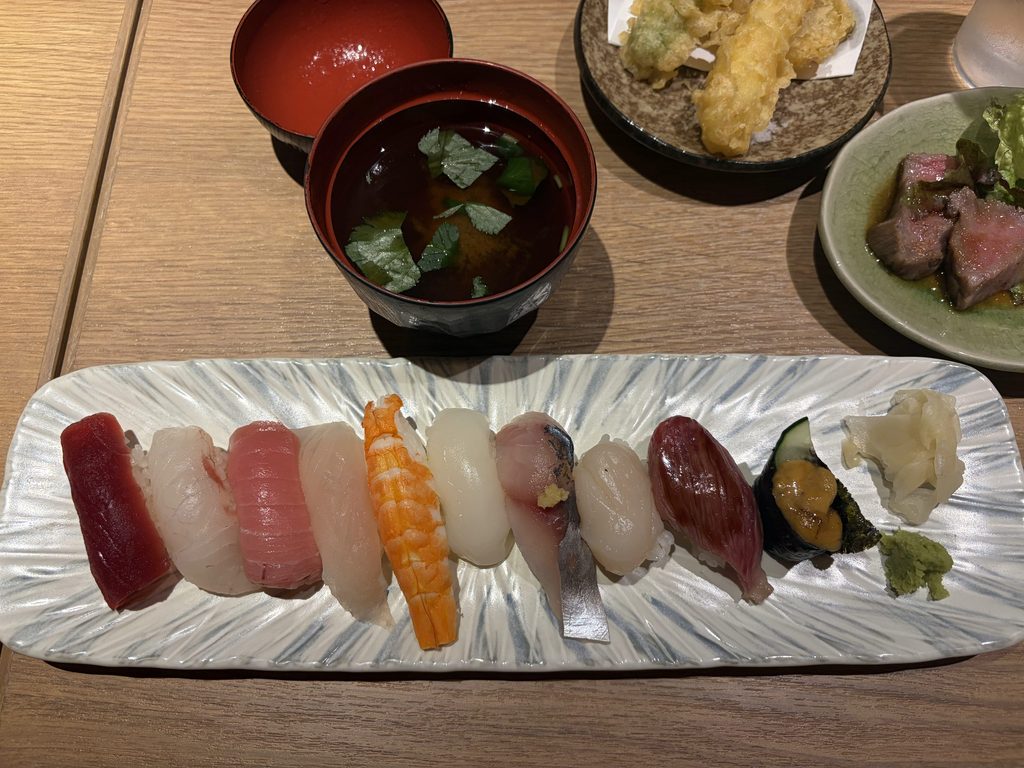 琥珀ランチの寿司10貫の盛り合わせ