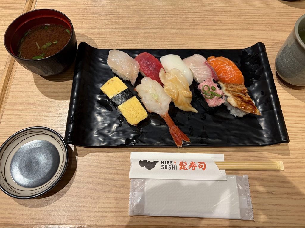 髭寿司セット1980円の握りと赤だし