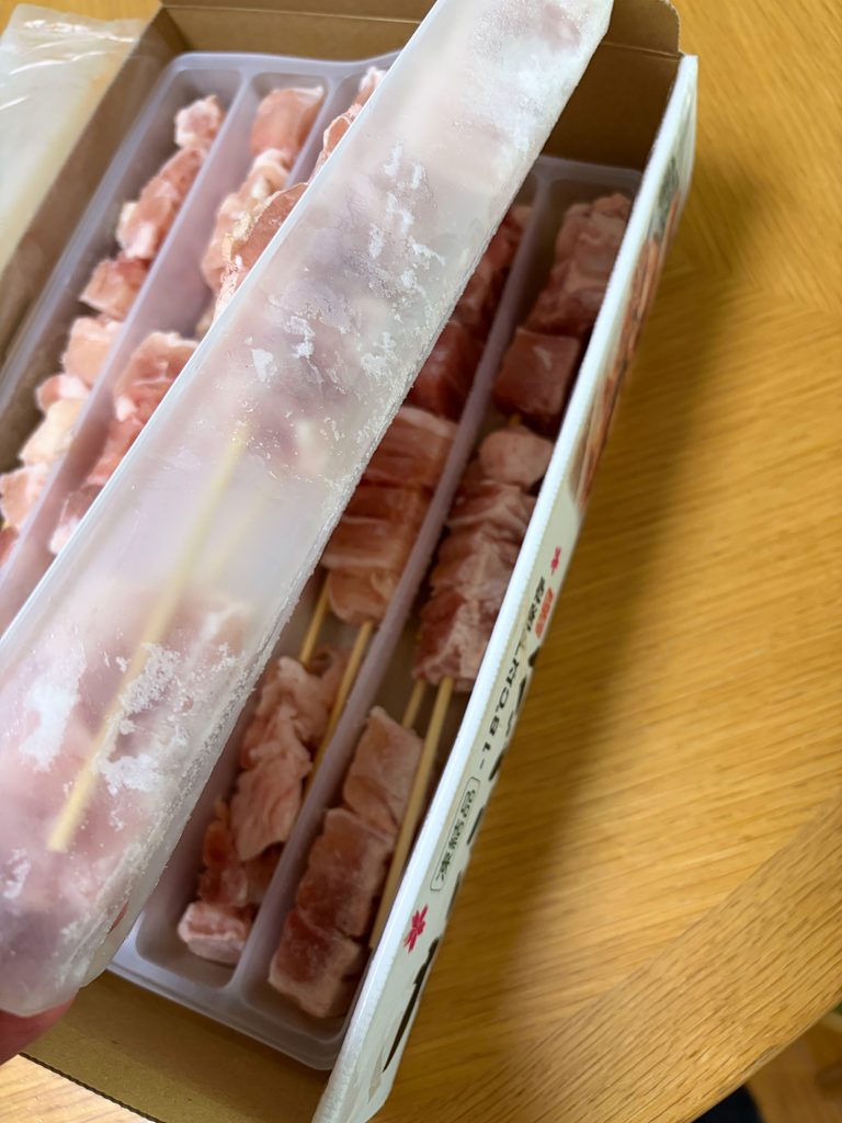 焼き鳥用もも肉串のパックの中身