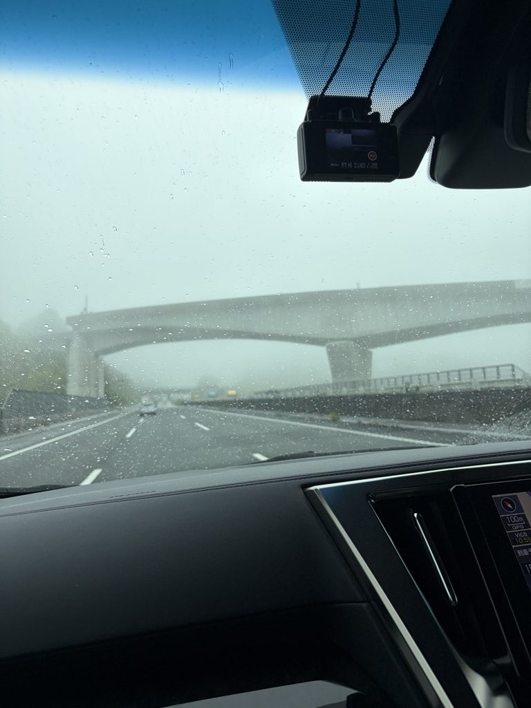雨と霧の高速道路を走る車内から